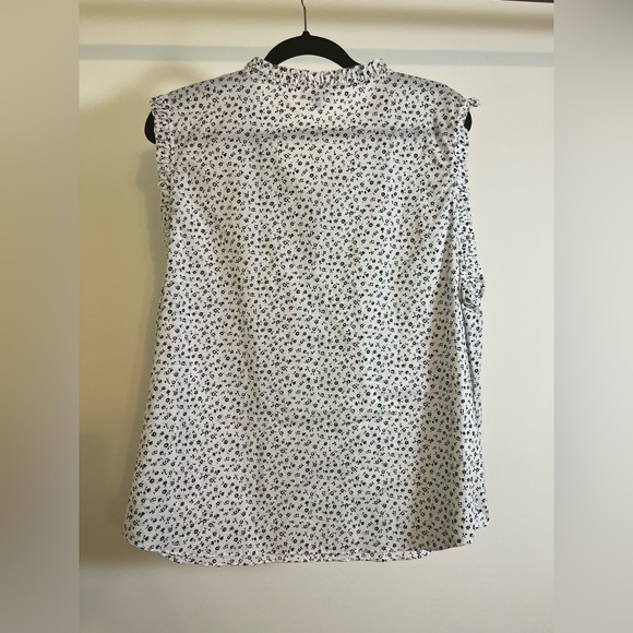 Court and Rowe Black and White Floral Sleeveless Blouse NWT - Picture 3 of 9